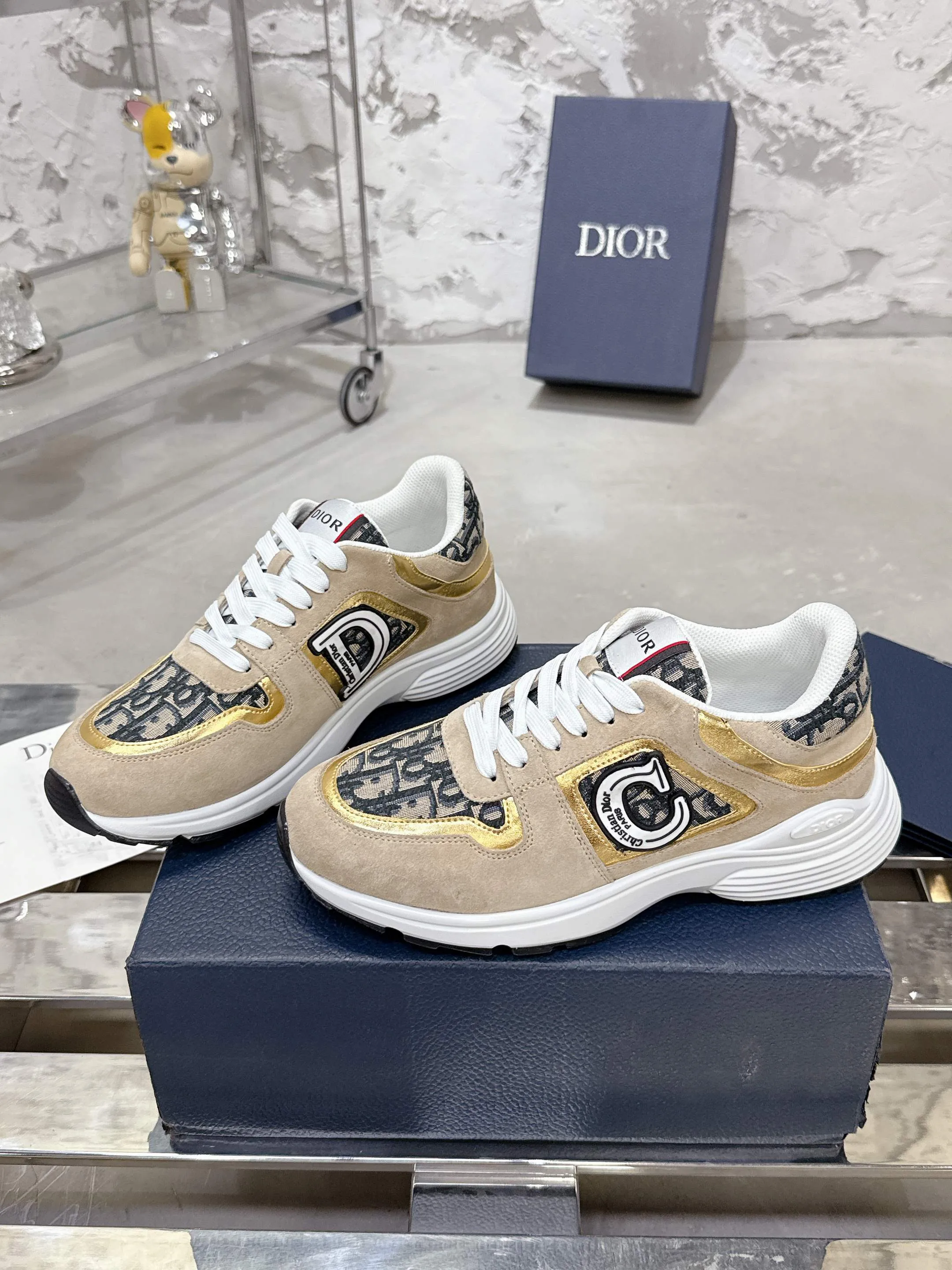 👟👟Ex-factory price 540👟👟 Dior Dior’s latest color matching B30 series dad sneakers. Original version 18,000💰 purchased for development and production. Brand new B30 sneakers. Dad Shoes style shoes that follow the trend of the retro market. The Dior logo on the tongue also indicates that this pair of shoes is the B30 model! B30 uses fine-textured leather and mesh cloth materials to form a shoe body. There are conspicuous letters CD on both sides of the shoe body to indicate identity. Many lines on the shoe body outline details to make the shoes look less monotonous and full of retro flavor. The delivery counter is exquisitely packaged🛍📦 ▪️Fabric: Original customized technical fabric + mesh ▪️Inner lining: Customized breathable lining ▪️Outsole: Original molded IP foam + TPU outsole ▪️Sole thickness: 3.5CM ▪️Size: Men’s size 39-45